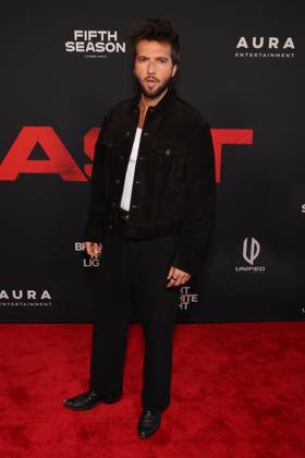 Los Angeles CA Oct 6: Guy Burnet at the film Premiere of The Beast on October6, 2026 Credit: USA  - ZUMAa123 20261006_zaa_a123_164 Copyright: xAdMediax