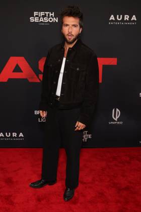 Los Angeles CA Oct 6: Guy Burnet at the film Premiere of The Beast on October6, 2026 Credit: USA  - ZUMAa123 20261006_zaa_a123_170 Copyright: xAdMediax