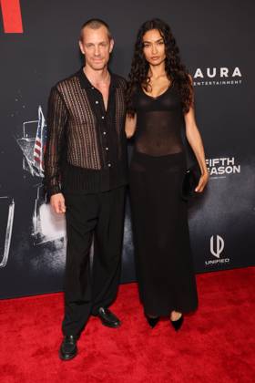 Los Angeles CA Oct 6: Joel Kinnaman & Kelly Gale at the film Premiere of The Beast on October6, 2026 Credit: USA  - ZUMAa123 20261006_zaa_a123_197 Copyright: xAdMediax