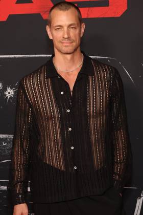 Los Angeles CA Oct 6: Joel Kinnaman at the film Premiere of The Beast on October6, 2026 Credit: USA  - ZUMAa123 20261006_zaa_a123_206 Copyright: xAdMediax