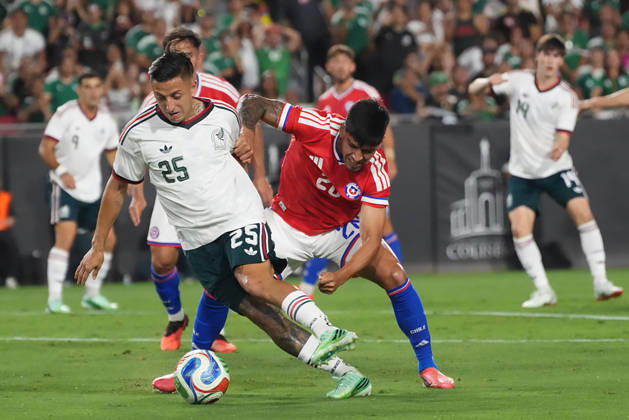 Roberto Alvarado (L) of Mexico vies for the ball with Diego Ulloa of Chile during a friendly match between the national teams of Mexico and Chile at the Los Angeles Memorial Coliseum in Los Angeles, United States, 06 October 2026. International Friendly: Mexico vs. Chile !ACHTUNG: NUR REDAKTIONELLE NUTZUNG! Copyright: xÓmarxAlonsox AME3612 20261007-55021609016_1
