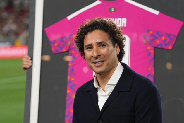Guillermo ‘Memo’ Ochoa poses during a tribute to his career, prior to the friendly match between Mexico and Chile at the Memorial Coliseum in Los Angeles, United States, 06 October 2026. Memo Ochoa is honored for his career during the Mexico-Chile friendly !ACHTUNG: NUR REDAKTIONELLE NUTZUNG! Copyright: xÓmarxAlonsox AME3620 20261007-55021609023_1