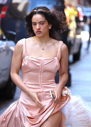 Rosalia Leaves Her Hotel - NYC Spanish Singer Rosalia with a nice pink dress leaves her hotel in New York on October 6, 2026. Photp by Dylan Travis ABACAPRESS.COM New York City NY United States Copyright: xDylanxTravis ABACAx