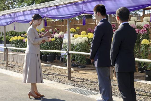 Princess Kako in Kyoto Pref. Japanese Princess Kako (L) visits a chrysanthemum exhibition in Kyotamba in Kyoto Prefecture, western Japan, on Oct. 6, 2026. (Pool photo) A14AA0005630345P