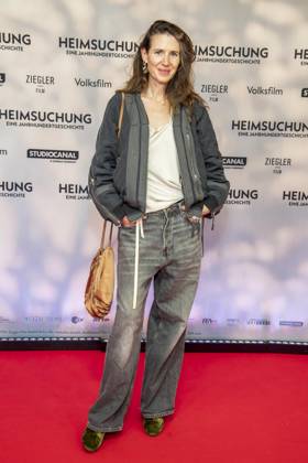 ABB HEIMSUCHUNG- Julia Malik zu Gast auf dem roten Teppich bei der Deutschland Premiere von Volker Schloendorff Kinofilm Heimsuchung im Kino International am 06.10.2026 in Berlin Berlin Deutschland