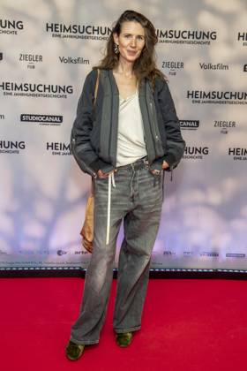 ABB HEIMSUCHUNG- Julia Malik zu Gast auf dem roten Teppich bei der Deutschland Premiere von Volker Schloendorff Kinofilm Heimsuchung im Kino International am 06.10.2026 in Berlin Berlin Deutschland