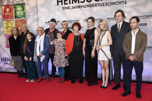 Angela Winkler, Wigand Witting, Asta Wilhelmine Winkler, Volker Schlöndorff, Detlev Buck, Nele Winkler, Susanne Wolff, Regina Ziegler, Martina Gedeck, Maria Matschke Engel, Lars Eidinger und Ludwig Trepte bei der Premiere des Kinofilms Heimsuchung im Kino International. Berlin, 06.10.2026