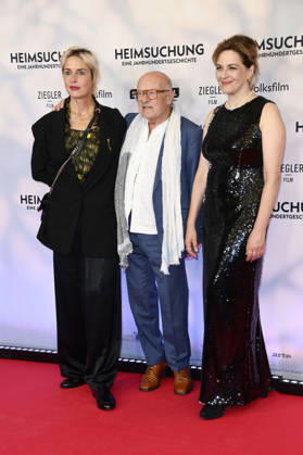Susanne Wolff, Volker Schlöndorff und Martina Gedeck bei der Premiere des Kinofilms Heimsuchung im Kino International. Berlin, 06.10.2026