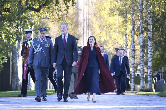 LKS 20261007 Spain s King Felipe and Queen Letizia take part in a wreath-laying ceremony at the Hietaniemi Cemetery in Helsinki, Finland, on October 7, 2026. Spain s King Felipe and Queen Letizia are on a two-day state visit to Finland. - HEIKKI SAUKKOMAA Helsinki Finland Copyright: xHeikkixSaukkomaax IGmOQcTVHFI