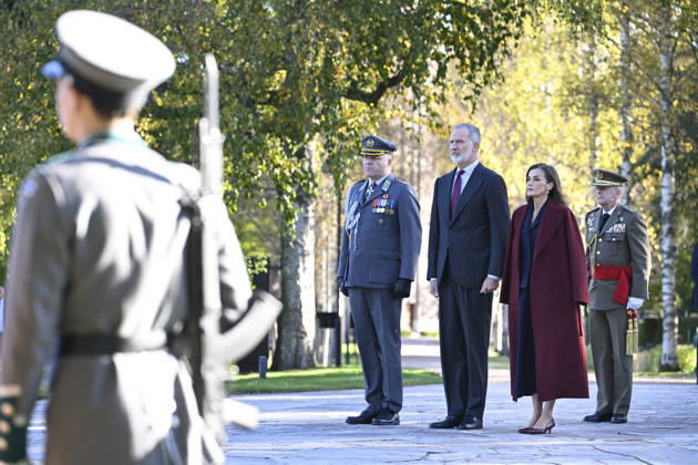 LKS 20261007 Spain s King Felipe and Queen Letizia take part in a wreath-laying ceremony at the Hietaniemi Cemetery in Helsinki, Finland, on October 7, 2026. Spain s King Felipe and Queen Letizia are on a two-day state visit to Finland. - HEIKKI SAUKKOMAA Helsinki Finland Copyright: xHeikkixSaukkomaax Axn7teIsTWg