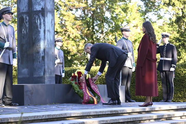 LKS 20261007 Spain s King Felipe and Queen Letizia take part in a wreath-laying ceremony at the Hietaniemi Cemetery in Helsinki, Finland, on October 7, 2026. Spain s King Felipe and Queen Letizia are on a two-day state visit to Finland. - HEIKKI SAUKKOMAA Helsinki Finland Copyright: xHeikkixSaukkomaax 3lZPIkMQss8