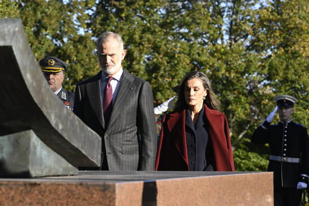 LKS 20261007 Spain s King Felipe and Queen Letizia take part in a wreath-laying ceremony at the Hietaniemi Cemetery in Helsinki, Finland, on October 7, 2026. Spain s King Felipe and Queen Letizia are on a two-day state visit to Finland. - HEIKKI SAUKKOMAA Helsinki Finland Copyright: xHeikkixSaukkomaax eu2gF-s4lxQ