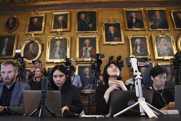 STOCKHOLM, SWEDEN 20261007 International media cover the announcement of the Nobel Prize in Chemistry at the Royal Swedish Academy of Sciences in Stockholm on Wednesday STOCKHOLM, SWEDEN x10080x Copyright: xFredrikxSandberg TTx NOBELPRIS I KEMI TILLKÄNNAGIVANDE 5X1trY_hYoU