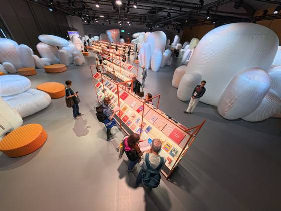 Eroeffnung der 78. Frankfurter Buchmesse am Mittwoch (07.10.2026) in Frankfurt am Main (Foto: Grossformatige Installationen im Pavillon des Gastlandes Tschechien auf der Buchmesse). Zunaechst sind die Messehallen der Buchbranche vorbehalten, von Freitag 11 Uhr an bis zum Messeschluss am Sonntag sind auch Privatbesucher willkommen. Ehrengastland der Buchmesse ist in diesem Jahr Tschechien. Das Nachbarland praesentiert seine Literaturszene mit mehr als 100 Veranstaltungen. (Siehe epd-Meldung vom 07.10.2026)