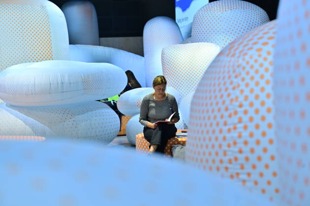 Eroeffnung der 78. Frankfurter Buchmesse am Mittwoch (07.10.2026) in Frankfurt am Main (Foto: Grossformatige Installationen im Pavillon des Gastlandes Tschechien auf der Buchmesse). Zunaechst sind die Messehallen der Buchbranche vorbehalten, von Freitag 11 Uhr an bis zum Messeschluss am Sonntag sind auch Privatbesucher willkommen. Ehrengastland der Buchmesse ist in diesem Jahr Tschechien. Das Nachbarland praesentiert seine Literaturszene mit mehr als 100 Veranstaltungen. (Siehe epd-Meldung vom 07.10.2026)