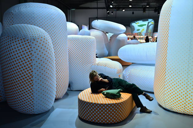 Eroeffnung der 78. Frankfurter Buchmesse am Mittwoch (07.10.2026) in Frankfurt am Main (Foto: Grossformatige Installationen im Pavillon des Gastlandes Tschechien auf der Buchmesse). Zunaechst sind die Messehallen der Buchbranche vorbehalten, von Freitag 11 Uhr an bis zum Messeschluss am Sonntag sind auch Privatbesucher willkommen. Ehrengastland der Buchmesse ist in diesem Jahr Tschechien. Das Nachbarland praesentiert seine Literaturszene mit mehr als 100 Veranstaltungen. (Siehe epd-Meldung vom 07.10.2026)