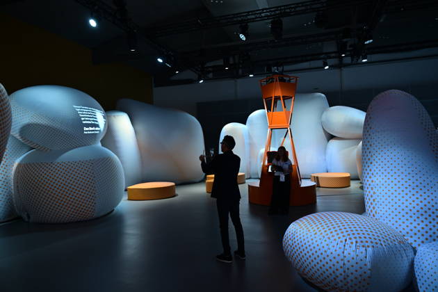 Eroeffnung der 78. Frankfurter Buchmesse am Mittwoch (07.10.2026) in Frankfurt am Main (Foto: Grossformatige Installationen im Pavillon des Gastlandes Tschechien auf der Buchmesse). Zunaechst sind die Messehallen der Buchbranche vorbehalten, von Freitag 11 Uhr an bis zum Messeschluss am Sonntag sind auch Privatbesucher willkommen. Ehrengastland der Buchmesse ist in diesem Jahr Tschechien. Das Nachbarland praesentiert seine Literaturszene mit mehr als 100 Veranstaltungen. (Siehe epd-Meldung vom 07.10.2026)