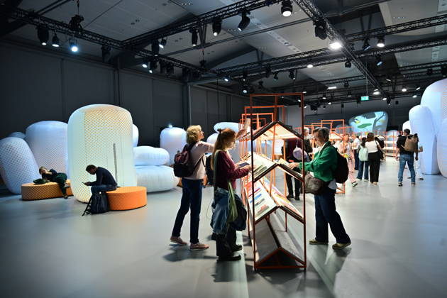 Eroeffnung der 78. Frankfurter Buchmesse am Mittwoch (07.10.2026) in Frankfurt am Main (Foto: Grossformatige Installationen im Pavillon des Gastlandes Tschechien auf der Buchmesse). Zunaechst sind die Messehallen der Buchbranche vorbehalten, von Freitag 11 Uhr an bis zum Messeschluss am Sonntag sind auch Privatbesucher willkommen. Ehrengastland der Buchmesse ist in diesem Jahr Tschechien. Das Nachbarland praesentiert seine Literaturszene mit mehr als 100 Veranstaltungen. (Siehe epd-Meldung vom 07.10.2026)