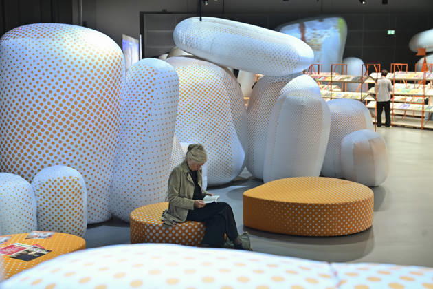 Eroeffnung der 78. Frankfurter Buchmesse am Mittwoch (07.10.2026) in Frankfurt am Main (Foto: Grossformatige Installationen im Pavillon des Gastlandes Tschechien auf der Buchmesse). Zunaechst sind die Messehallen der Buchbranche vorbehalten, von Freitag 11 Uhr an bis zum Messeschluss am Sonntag sind auch Privatbesucher willkommen. Ehrengastland der Buchmesse ist in diesem Jahr Tschechien. Das Nachbarland praesentiert seine Literaturszene mit mehr als 100 Veranstaltungen. (Siehe epd-Meldung vom 07.10.2026)