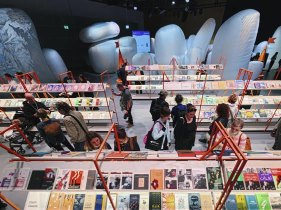 Eroeffnung der 78. Frankfurter Buchmesse am Mittwoch (07.10.2026) in Frankfurt am Main (Foto: Grossformatige Installationen im Pavillon des Gastlandes Tschechien auf der Buchmesse). Zunaechst sind die Messehallen der Buchbranche vorbehalten, von Freitag 11 Uhr an bis zum Messeschluss am Sonntag sind auch Privatbesucher willkommen. Ehrengastland der Buchmesse ist in diesem Jahr Tschechien. Das Nachbarland praesentiert seine Literaturszene mit mehr als 100 Veranstaltungen. (Siehe epd-Meldung vom 07.10.2026)