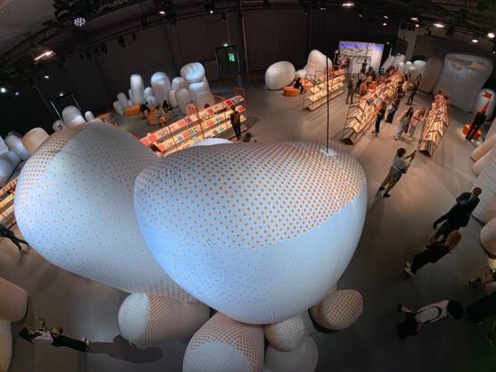 Eroeffnung der 78. Frankfurter Buchmesse am Mittwoch (07.10.2026) in Frankfurt am Main (Foto: Grossformatige Installationen im Pavillon des Gastlandes Tschechien auf der Buchmesse). Zunaechst sind die Messehallen der Buchbranche vorbehalten, von Freitag 11 Uhr an bis zum Messeschluss am Sonntag sind auch Privatbesucher willkommen. Ehrengastland der Buchmesse ist in diesem Jahr Tschechien. Das Nachbarland praesentiert seine Literaturszene mit mehr als 100 Veranstaltungen. (Siehe epd-Meldung vom 07.10.2026)