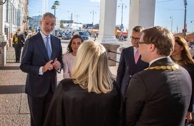 October 6, 2026, Helsinki, Uusimaa, Finland: King Felipe VI of Spain, accompanied by Queen Letizia and Finnish President Alexander Stubb, speaks briefly with Helsinki Mayor Daniel Sazonov at the entrance of Helsinki City Hall during the Spanish state visit to Finland. Helsinki Finland - ZUMAt172 20261006_zip_t172_075 Copyright: xJosexTabaresx