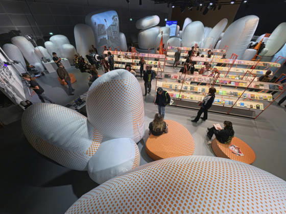 Eroeffnung der 78. Frankfurter Buchmesse am Mittwoch (07.10.2026) in Frankfurt am Main (Foto: Grossformatige Installationen im Pavillon des Gastlandes Tschechien auf der Buchmesse). Zunaechst sind die Messehallen der Buchbranche vorbehalten, von Freitag 11 Uhr an bis zum Messeschluss am Sonntag sind auch Privatbesucher willkommen. Ehrengastland der Buchmesse ist in diesem Jahr Tschechien. Das Nachbarland praesentiert seine Literaturszene mit mehr als 100 Veranstaltungen. (Siehe epd-Meldung vom 07.10.2026)