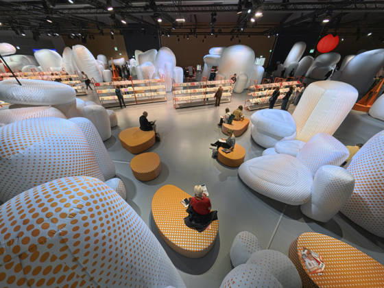 Eroeffnung der 78. Frankfurter Buchmesse am Mittwoch (07.10.2026) in Frankfurt am Main (Foto: Grossformatige Installationen im Pavillon des Gastlandes Tschechien auf der Buchmesse). Zunaechst sind die Messehallen der Buchbranche vorbehalten, von Freitag 11 Uhr an bis zum Messeschluss am Sonntag sind auch Privatbesucher willkommen. Ehrengastland der Buchmesse ist in diesem Jahr Tschechien. Das Nachbarland praesentiert seine Literaturszene mit mehr als 100 Veranstaltungen. (Siehe epd-Meldung vom 07.10.2026)