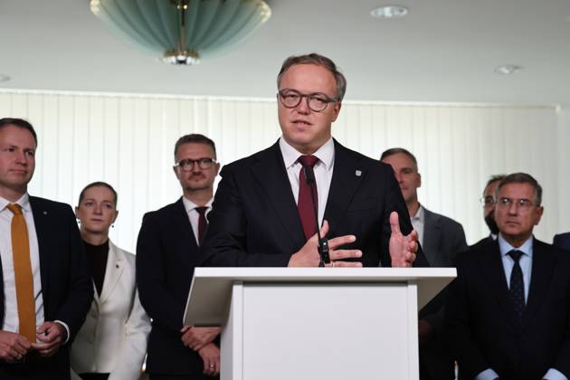 Thueringer Landtag - Statement Ministerpraesident Mario Voigt (CDU) 07.10.2026, Erfurt, Thueringer Landtag, Statement von Ministerpraesident Mario Voigt (CDU), er hat die Klage zurueckgezogen, er akzeptiert die Aberkennung seines Doktortitels - das Statement gibt er mit der geschlossenen Fraktion ab, die symbolisch hinter ihm steht
