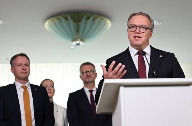 Thueringer Landtag - Statement Ministerpraesident Mario Voigt (CDU) 07.10.2026, Erfurt, Thueringer Landtag, Statement von Ministerpraesident Mario Voigt (CDU), er hat die Klage zurueckgezogen, er akzeptiert die Aberkennung seines Doktortitels weiter im Bild Andreas Buehl (CDU), Ministerin fuer Justiz, Migration und Verbraucherschutz: Beate Meissner (CDU) und Minister fuer Bildung, Wissenschaft und Kultur Christian Tischner (CDU)