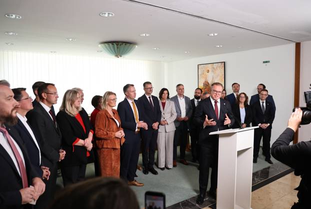 Thueringer Landtag - Statement Ministerpraesident Mario Voigt (CDU) 07.10.2026, Erfurt, Thueringer Landtag, Statement von Ministerpraesident Mario Voigt (CDU), er hat die Klage zurueckgezogen, er akzeptiert die Aberkennung seines Doktortitels - das Statement gibt er mit der geschlossenen Fraktion ab, die symbolisch hinter ihm steht