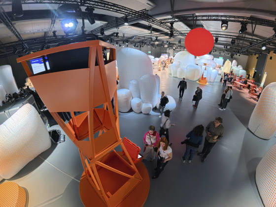 Eroeffnung der 78. Frankfurter Buchmesse am Mittwoch (07.10.2026) in Frankfurt am Main (Foto: Grossformatige Installationen im Pavillon des Gastlandes Tschechien auf der Buchmesse). Zunaechst sind die Messehallen der Buchbranche vorbehalten, von Freitag 11 Uhr an bis zum Messeschluss am Sonntag sind auch Privatbesucher willkommen. Ehrengastland der Buchmesse ist in diesem Jahr Tschechien. Das Nachbarland praesentiert seine Literaturszene mit mehr als 100 Veranstaltungen. (Siehe epd-Meldung vom 07.10.2026)