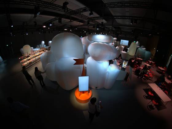 Eroeffnung der 78. Frankfurter Buchmesse am Mittwoch (07.10.2026) in Frankfurt am Main (Foto: Grossformatige Installationen im Pavillon des Gastlandes Tschechien auf der Buchmesse). Zunaechst sind die Messehallen der Buchbranche vorbehalten, von Freitag 11 Uhr an bis zum Messeschluss am Sonntag sind auch Privatbesucher willkommen. Ehrengastland der Buchmesse ist in diesem Jahr Tschechien. Das Nachbarland praesentiert seine Literaturszene mit mehr als 100 Veranstaltungen. (Siehe epd-Meldung vom 07.10.2026)