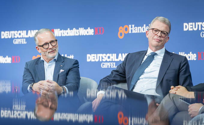 Marc Billeb + Christian Sewing EUR, Deutschland, Berlin, 07.10.2026: (l-r) Marc Billeb - Sprecher der Geschäftsführung, PwC Deutschland und Christian Sewing CEO Deutsche Bank, besuchen die in Berlin stattfindene Jubiläumsveranstaltung von 80 Jahre Handelsblatt und 100 Jahre WirtschaftsWoche.