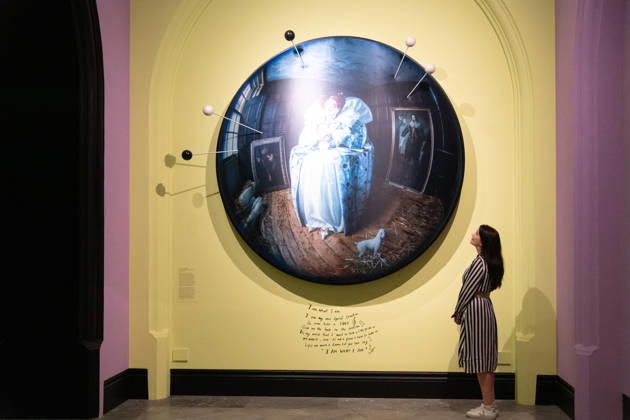 Tim Walker s Fairyland: Love and Legends Photo Call at National Portrait Gallery, London, UK - 7 October 2026 A staff member views Liz Carr as Elizabeth I by Tim Walker as part of The National Portrait Gallery s Tim Walker s Fairyland: Love and Legends Exhibition which runs from 9th October 2026 - 7th February 2027 at National Portrait Gallery in London, England, UK on Wednesday 7 October, 2026., Credit:Justin Ng Avalon UK, England, London, National Portrait Gallery Copyright: xJustinxNgx xAvalonx 1141202404