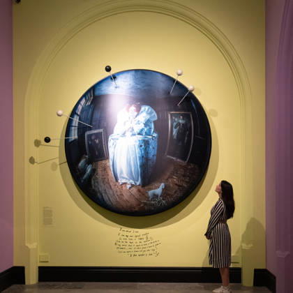 Tim Walker s Fairyland: Love and Legends Photo Call at National Portrait Gallery, London, UK - 7 October 2026 A staff member views Liz Carr as Elizabeth I by Tim Walker as part of The National Portrait Gallery s Tim Walker s Fairyland: Love and Legends Exhibition which runs from 9th October 2026 - 7th February 2027 at National Portrait Gallery in London, England, UK on Wednesday 7 October, 2026., Credit:Justin Ng Avalon UK, England, London, National Portrait Gallery Copyright: xJustinxNgx xAvalonx 1141202406