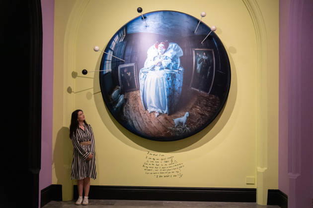 Tim Walker s Fairyland: Love and Legends Photo Call at National Portrait Gallery, London, UK - 7 October 2026 A staff member views Liz Carr as Elizabeth I by Tim Walker as part of The National Portrait Gallery s Tim Walker s Fairyland: Love and Legends Exhibition which runs from 9th October 2026 - 7th February 2027 at National Portrait Gallery in London, England, UK on Wednesday 7 October, 2026., Credit:Justin Ng Avalon UK, England, London, National Portrait Gallery Copyright: xJustinxNgx xAvalonx 1141202411