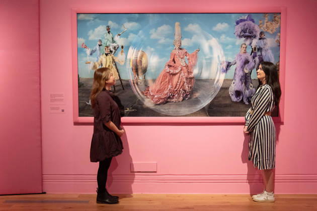 Tim Walker s Fairyland: Love and Legends Photo Call at National Portrait Gallery, London, UK - 7 October 2026 A staff member views Paul O Grady and Julian Clary as the Glitter Queens, with Harry Browse, Rae and Liam Elias as the Glitter Boys by Tim Walker as part of The National Portrait Gallery s Tim Walker s Fairyland: Love and Legends Exhibition which runs from 9th October 2026 - 7th February 2027 at National Portrait Gallery in London, England, UK on Wednesday 7 October, 2026., Credit:Justin Ng Avalon UK, England, London, National Portrait Gallery Copyright: xJustinxNgx xAvalonx 1141202446
