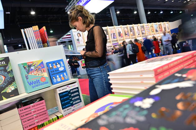 Eroeffnung der 78. Frankfurter Buchmesse am Mittwoch (07.10.2026) in Frankfurt am Main. Zunaechst sind die Messehallen der Buchbranche vorbehalten, von Freitag 11 Uhr an bis zum Messeschluss am Sonntag sind auch Privatbesucher willkommen. Ehrengastland der Buchmesse ist in diesem Jahr Tschechien. Das Nachbarland praesentiert seine Literaturszene mit mehr als 100 Veranstaltungen. (Siehe epd-Meldung vom 07.10.2026)