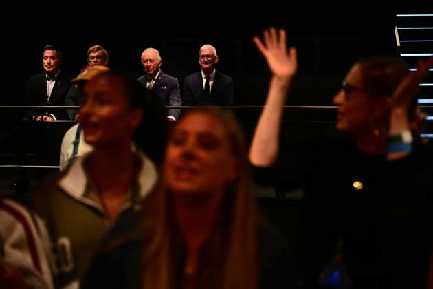 Britain s King Charles III listens along side British singer-songwriter Elton John (2L), his husband David Furnish (L) and Apple Ceo Tim cook (R) during a soundcheck during a music workshop for young people, the first as part of the Apple x King™s Trust Creative Labs, at Battersea Power Station in south west London on October 7, 2026., Credit:BEN STANSALL PA ROTA - B68 Avalon United Kingdom, London Copyright: xBENxSTANSALLx xPAxROTAx-xB68x xAvalonx 1141207861