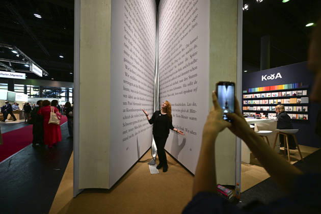 Eroeffnung der 78. Frankfurter Buchmesse am Mittwoch (07.10.2026) in Frankfurt am Main (Foto: Begehbares Buch Orca der Autorin Franziska Gaensler (Gänsler)). Zunaechst sind die Messehallen der Buchbranche vorbehalten, von Freitag 11 Uhr an bis zum Messeschluss am Sonntag sind auch Privatbesucher willkommen. Ehrengastland der Buchmesse ist in diesem Jahr Tschechien. Das Nachbarland praesentiert seine Literaturszene mit mehr als 100 Veranstaltungen. (Siehe epd-Meldung vom 07.10.2026)