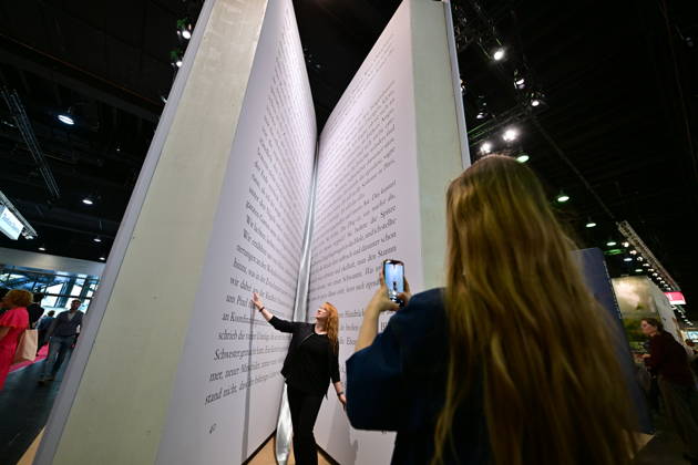 Eroeffnung der 78. Frankfurter Buchmesse am Mittwoch (07.10.2026) in Frankfurt am Main (Foto: Begehbares Buch Orca der Autorin Franziska Gaensler (Gänsler)). Zunaechst sind die Messehallen der Buchbranche vorbehalten, von Freitag 11 Uhr an bis zum Messeschluss am Sonntag sind auch Privatbesucher willkommen. Ehrengastland der Buchmesse ist in diesem Jahr Tschechien. Das Nachbarland praesentiert seine Literaturszene mit mehr als 100 Veranstaltungen. (Siehe epd-Meldung vom 07.10.2026)