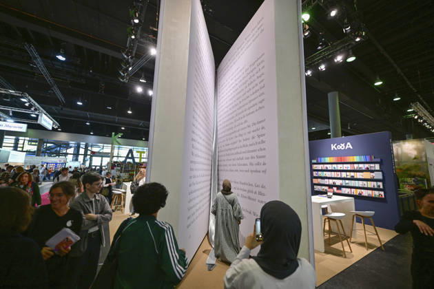 Eroeffnung der 78. Frankfurter Buchmesse am Mittwoch (07.10.2026) in Frankfurt am Main (Foto: Begehbares Buch Orca der Autorin Franziska Gaensler (Gänsler)). Zunaechst sind die Messehallen der Buchbranche vorbehalten, von Freitag 11 Uhr an bis zum Messeschluss am Sonntag sind auch Privatbesucher willkommen. Ehrengastland der Buchmesse ist in diesem Jahr Tschechien. Das Nachbarland praesentiert seine Literaturszene mit mehr als 100 Veranstaltungen. (Siehe epd-Meldung vom 07.10.2026)