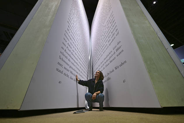 Eroeffnung der 78. Frankfurter Buchmesse am Mittwoch (07.10.2026) in Frankfurt am Main (Foto: Die Autorin Franziska Gaensler (Gänsler) mit ihrem begehbaren Buch Orca auf der Buchmesse). Zunaechst sind die Messehallen der Buchbranche vorbehalten, von Freitag 11 Uhr an bis zum Messeschluss am Sonntag sind auch Privatbesucher willkommen. Ehrengastland der Buchmesse ist in diesem Jahr Tschechien. Das Nachbarland praesentiert seine Literaturszene mit mehr als 100 Veranstaltungen. (Siehe epd-Meldung vom 07.10.2026)