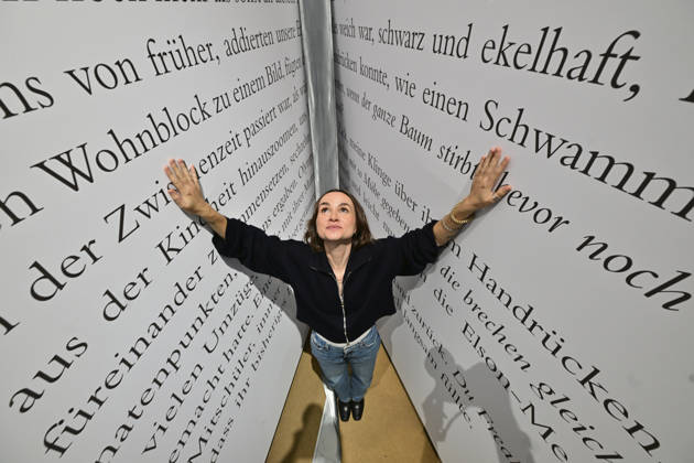 Eroeffnung der 78. Frankfurter Buchmesse am Mittwoch (07.10.2026) in Frankfurt am Main (Foto: Die Autorin Franziska Gaensler (Gänsler) mit ihrem begehbaren Buch Orca auf der Buchmesse). Zunaechst sind die Messehallen der Buchbranche vorbehalten, von Freitag 11 Uhr an bis zum Messeschluss am Sonntag sind auch Privatbesucher willkommen. Ehrengastland der Buchmesse ist in diesem Jahr Tschechien. Das Nachbarland praesentiert seine Literaturszene mit mehr als 100 Veranstaltungen. (Siehe epd-Meldung vom 07.10.2026)