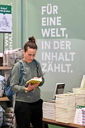 Frankfurter Buchmesse 2026. Besucher der Frankfurter Buchmesse am 07.10.2026. 20261007MWI151287