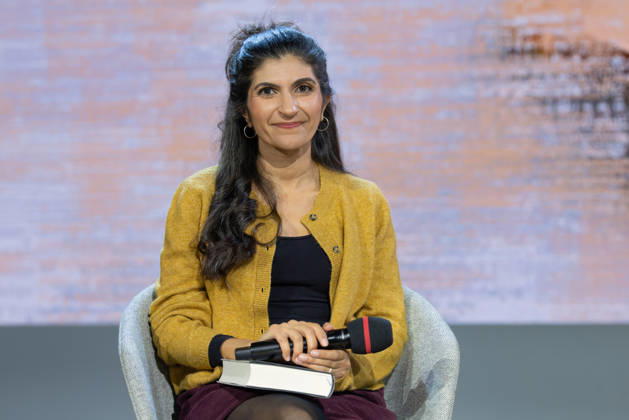 Buchmesse Frankfurt 2026 Die Trägerin des Deutschen Buchpreises 2026, Shida Bazyar, präsentiert auf der Literaturbühne von ARD, ZDF und 3sat ihr prämiertes Buch Die Lücken., Frankfurt am Main Hessen Deutschland Messegelände