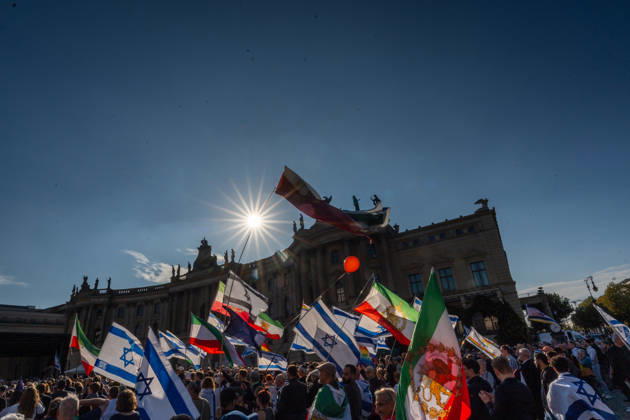 Gedenkfeier auf dem Bebelplatz in Berlin-Mitte, Zentrum der deutschen Hauptstadt;Gedenkveranstaltung 3. Jahrestag Terroranschlag der Hamas in Israel 7. Oktober. Nie vergessen. Niemals schweigen., Berlin Berlin Deutschland Bebelplatz