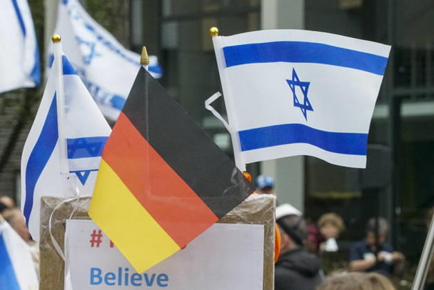 CNTV MAHNWACHE - Demonstranten auf der Strasse die Teilnehmer mit Deutschland Israel Fahnen bei der Mahnwache anlaesslich des 3.Jahrestages des Ueberfalls und Massakers in Israel Menschen versammeln sich die Menschen vor dem Audimax im Grindelvietel in Hamburg am 07.10.2026 Hamburg Deutschland