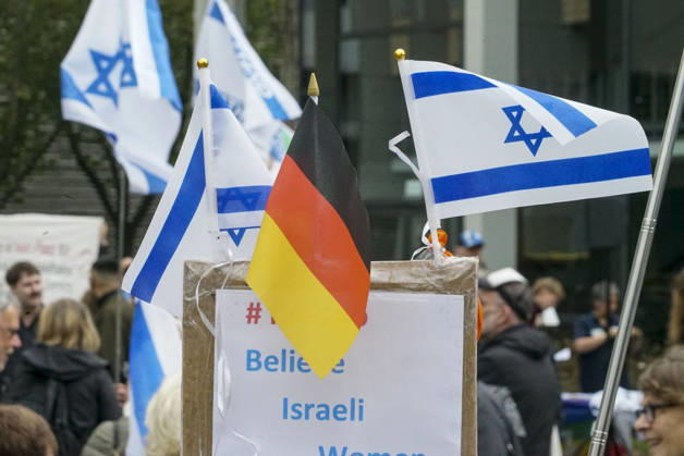 CNTV MAHNWACHE - Demonstranten auf der Strasse die Teilnehmer mit Deutschland Israel Fahnen bei der Mahnwache anlaesslich des 3.Jahrestages des Ueberfalls und Massakers in Israel Menschen versammeln sich die Menschen vor dem Audimax im Grindelvietel in Hamburg am 07.10.2026 Hamburg Deutschland